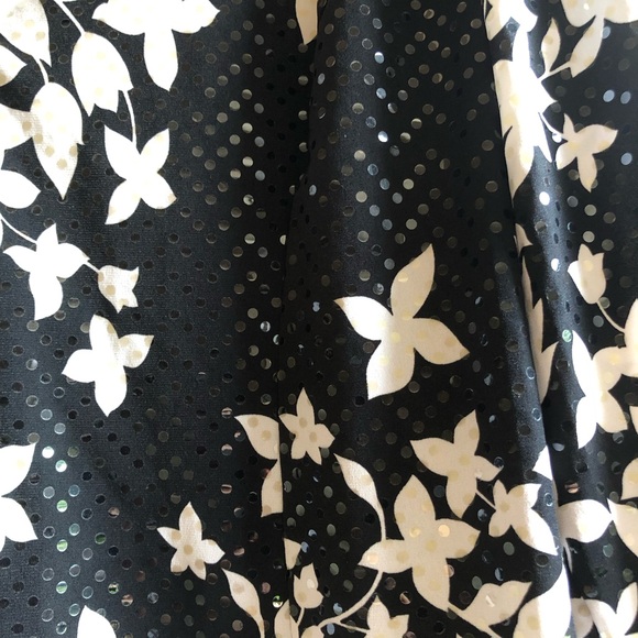 Fabulous jacket with shiny fabric. The spandex makes it very comfortable. - Picture 3 of 7